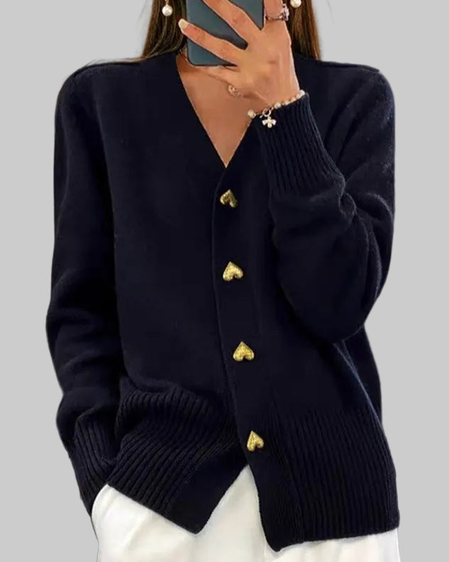 ADELE | Puha pulóver szív alakú gombokkal